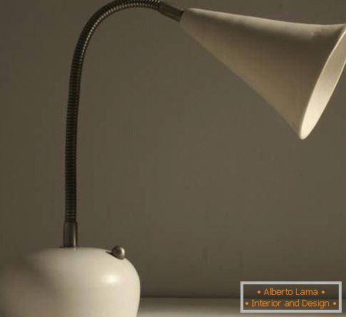 Флексибилна светилка за на маса