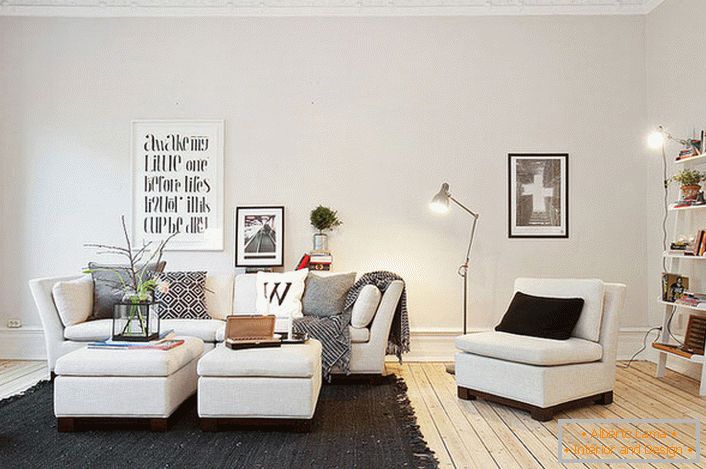 Скандинавскиот стил во внатрешноста привлекува со својата едноставност и воздржаност. Мирна, мека бои се одлични за уредување на дневната соба. 