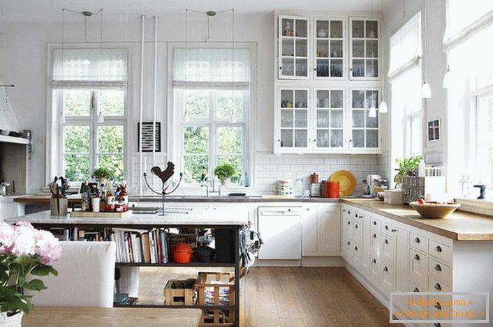 Пространа кујна во скандинавски стил треба да биде што е можно послаб. Приоритет се дава на дневна светлина, така што кујната е опремена со големи прозорци со дрвени рамки. 