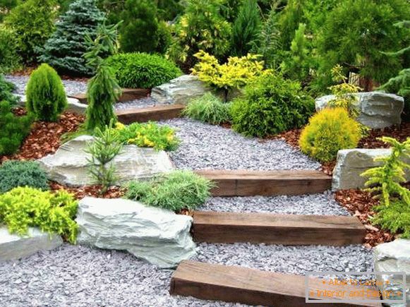 Патеки од камен во градината во стилот на Зен
