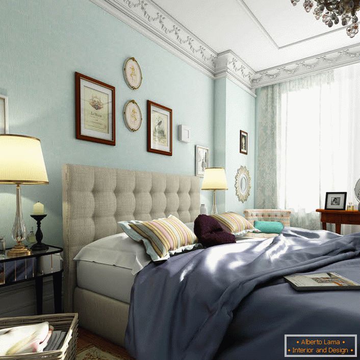Спалната соба во англискиот стил е украсена со меки сини бои. Пастелни бои даваат ефект на визуелно проширување на просторот. 