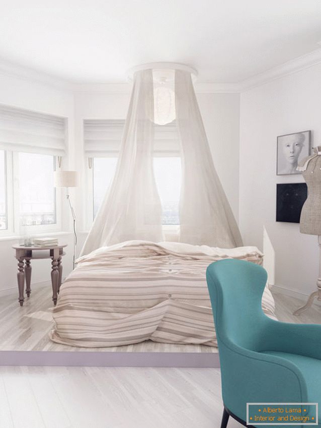 Кревет со крошна во спалната соба на светла стан за девојка