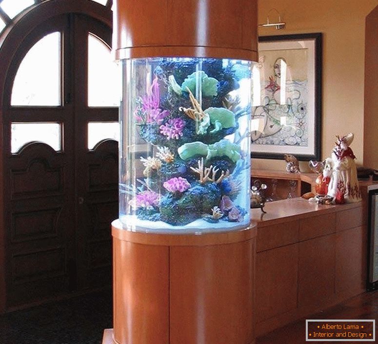 Колона со аквариум