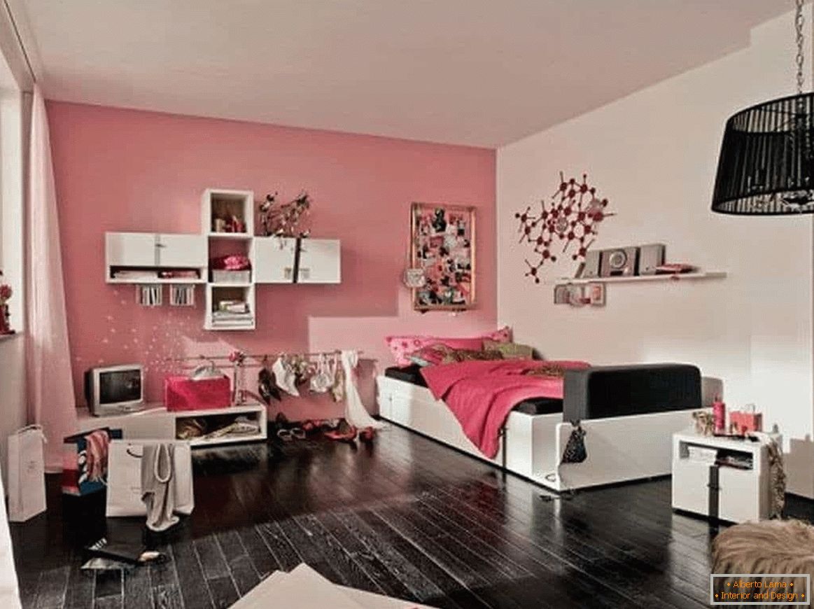 Во овој дизајн на собата, тинејџерка има сè за живот: и место за работи и работна маса