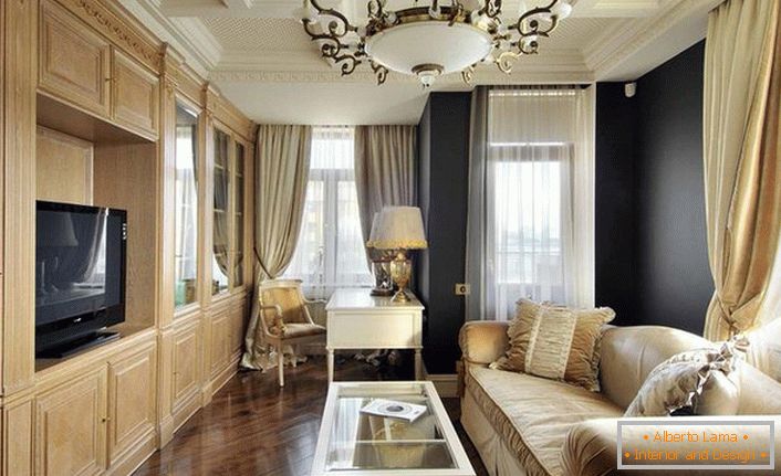 Гостинска соба во стил на империја. Дизајнерот успеа да направи ексклузивна, луксузна дневна соба од едноставна просторија со мали димензии.