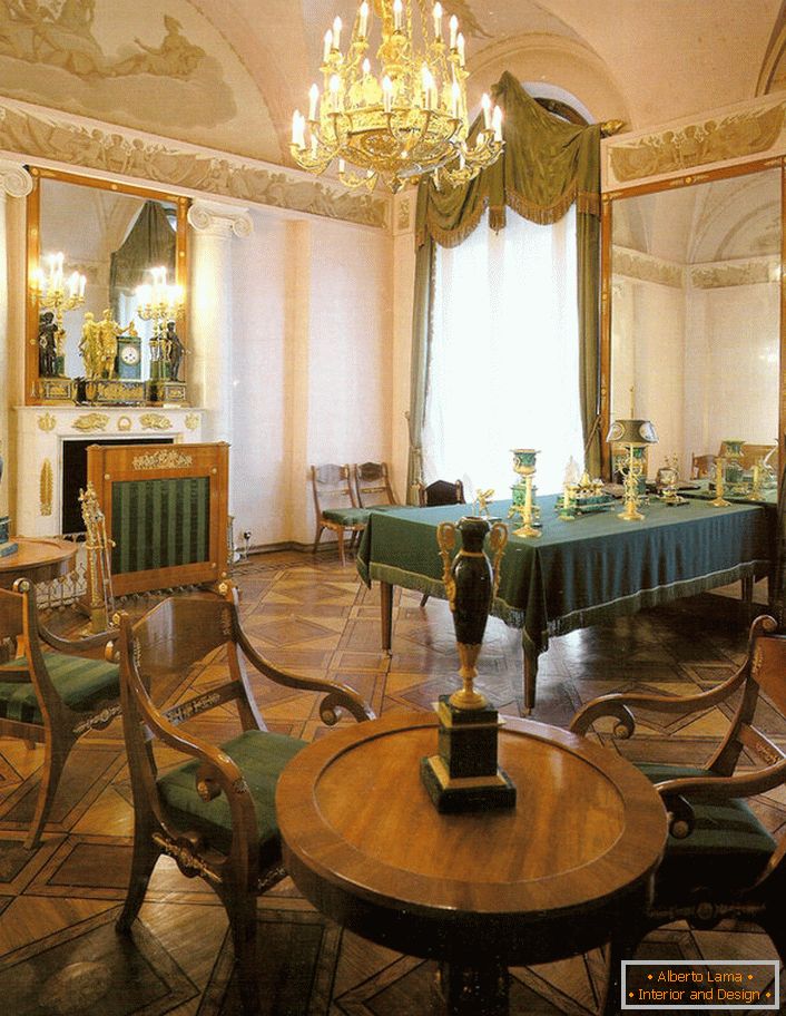 Трпезарија во Империја стил во голема земја куќа во јужниот дел на Франција.