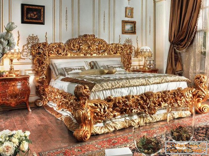 Луксузен кревет е направен во најдобрите традиции на стилот на империјата. Масивни грбот на креветот од врежано дрво од благородна златна боја се издвојуваат против позадината на другите детали за внатрешни работи.