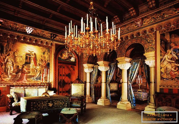 Крупен лугер со свеќи се движи од гостите на салата до минатиот век. Кралските куќи со колони и уметнички слики даваат простор уште поподготвен.
