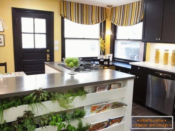 Модерен дизајн на завеси за кујната во жолта и кафеава боја