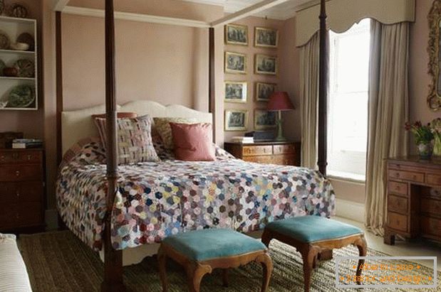 Голема спална соба со антички кревет