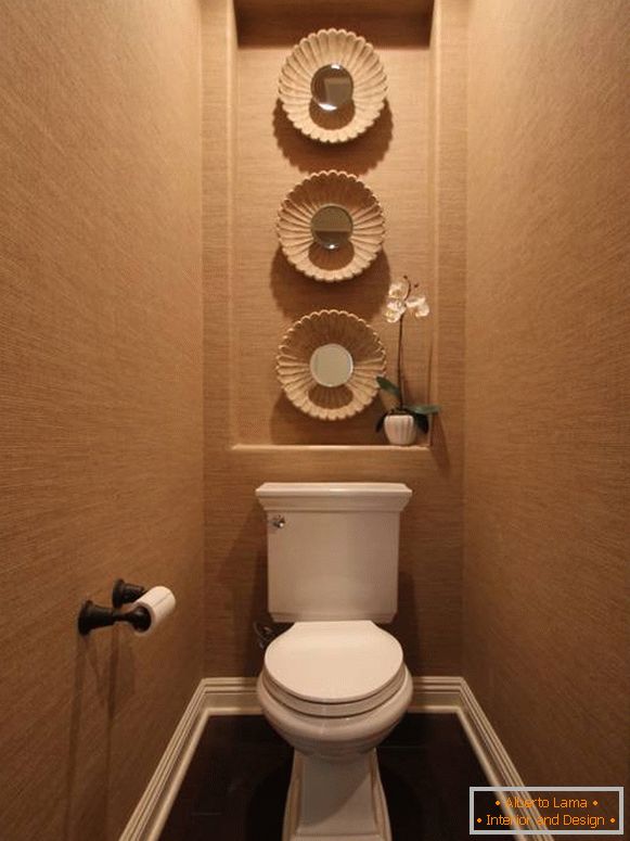 Тоалет со лажат за декорација