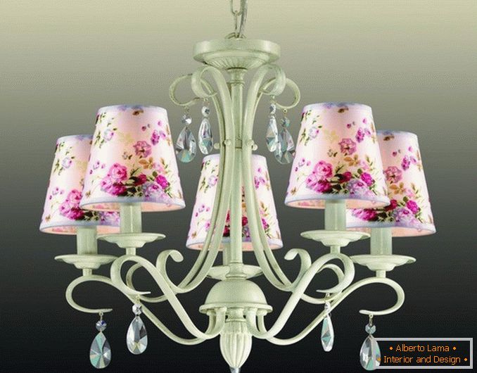 Шарени тавански ламби во стилот на Прованса