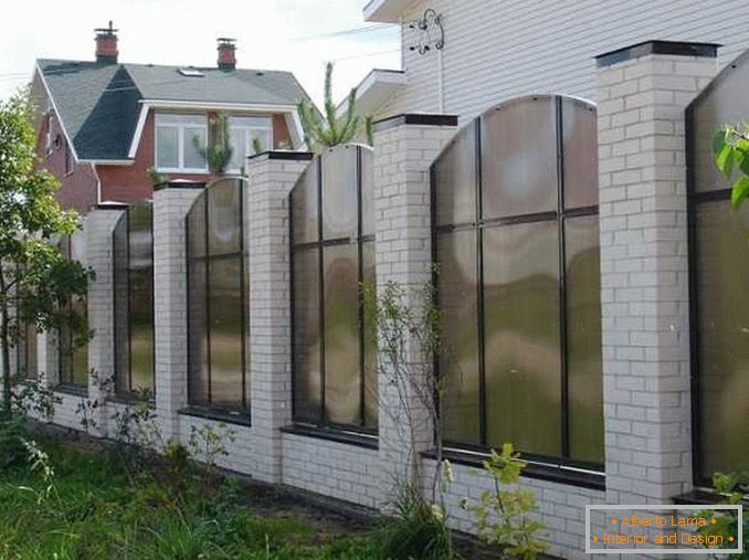 фото ограда за приватна куќа од поликарбонат
