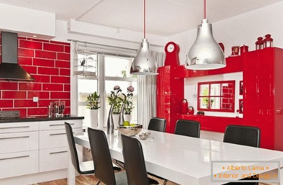 Кујната е црвена со бела слика 14