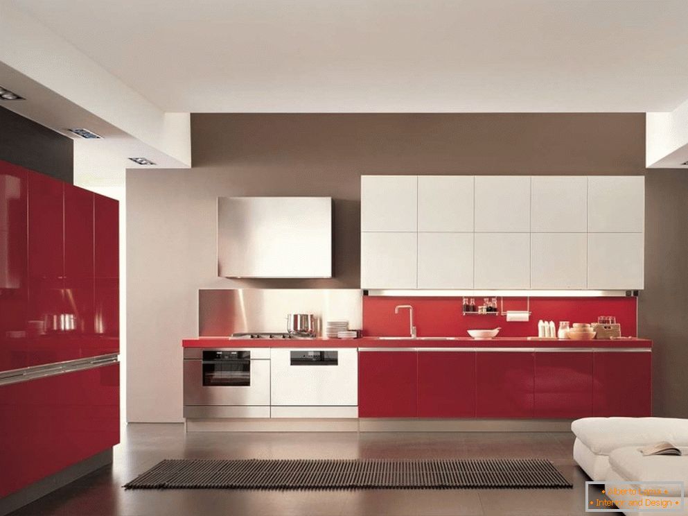 Црвена кујна во стил на минимализмот