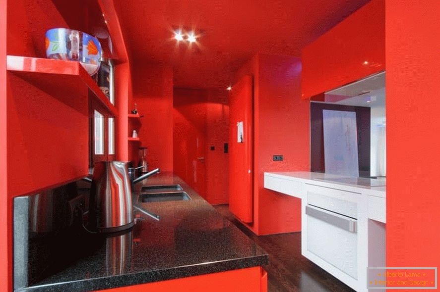 Кујна со црвени ѕидови