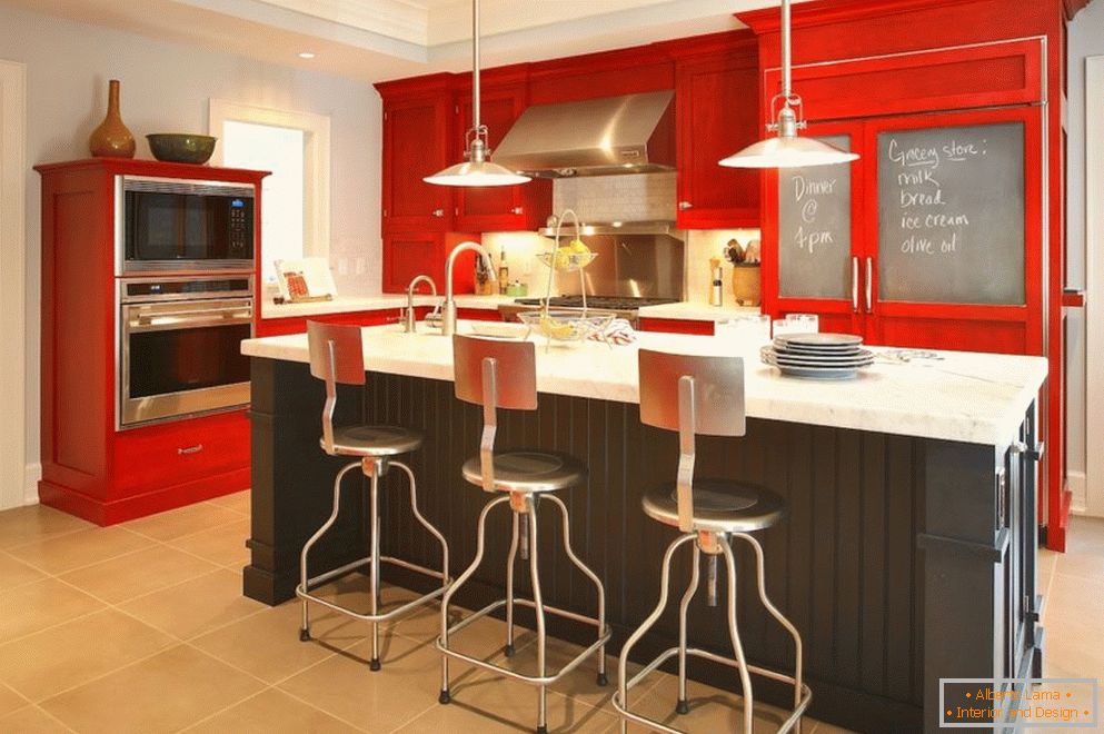 Мулти-ниво таванот во кујната со црвен мебел