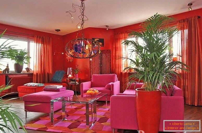 Розова мебел во дневната соба