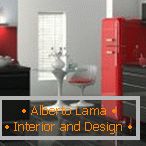 Црвен фрижидер и сив мебел во кујната