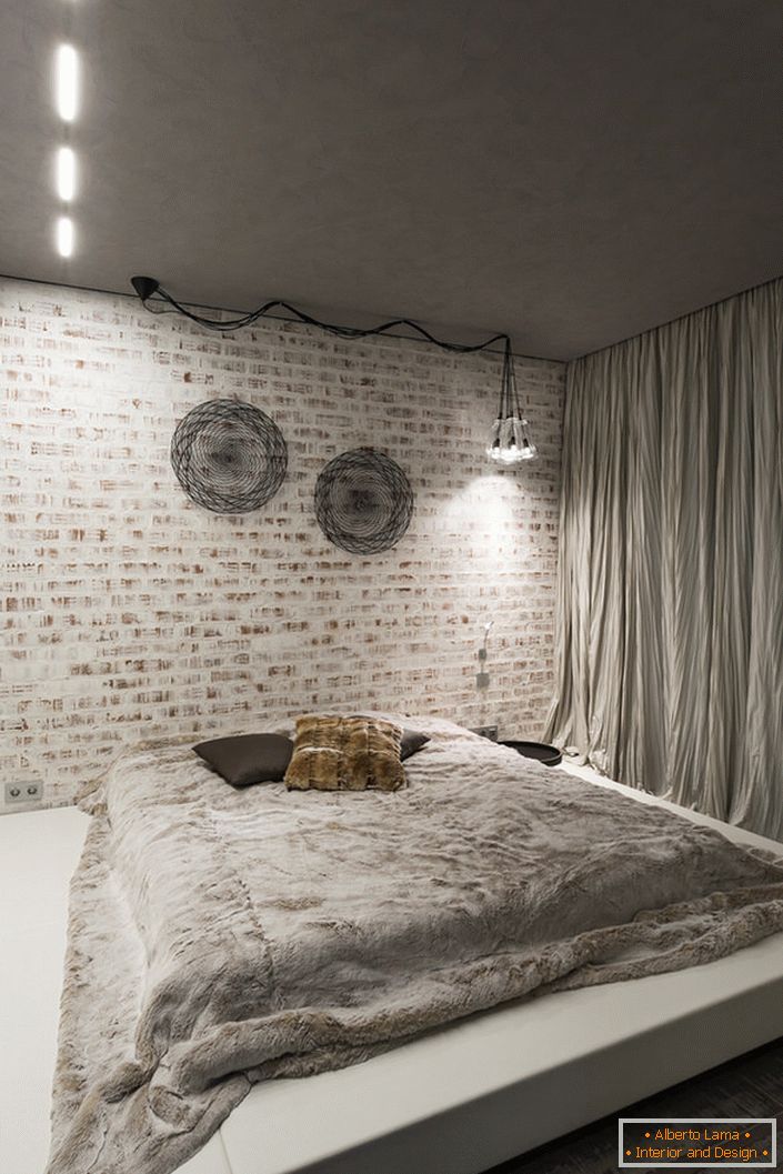 Спалната соба во стилот на мансарда треба да содржи минимум мебел во неговата внатрешност. Добар избор за овој стилски концепт е големиот мек кревет на ниско подиумот.