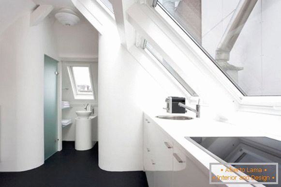 Креативен ентериер на станот во бела боја