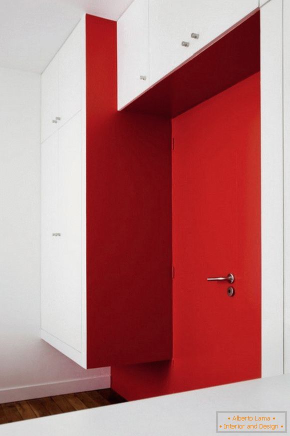Креативна внатрешност на стан со црвена боја