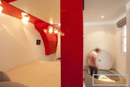Оригиналниот дизајн на спалната соба: трансформирачка црвена и бела соба и бања