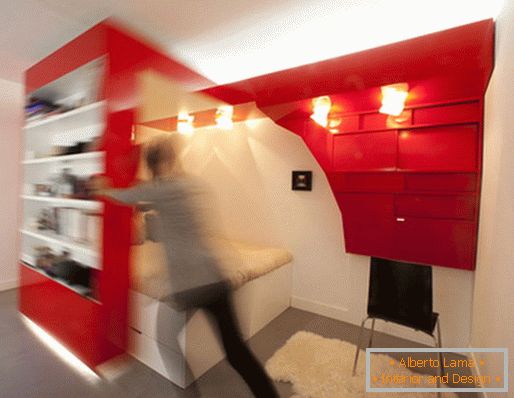 Трансформирана црвена и бела спална соба