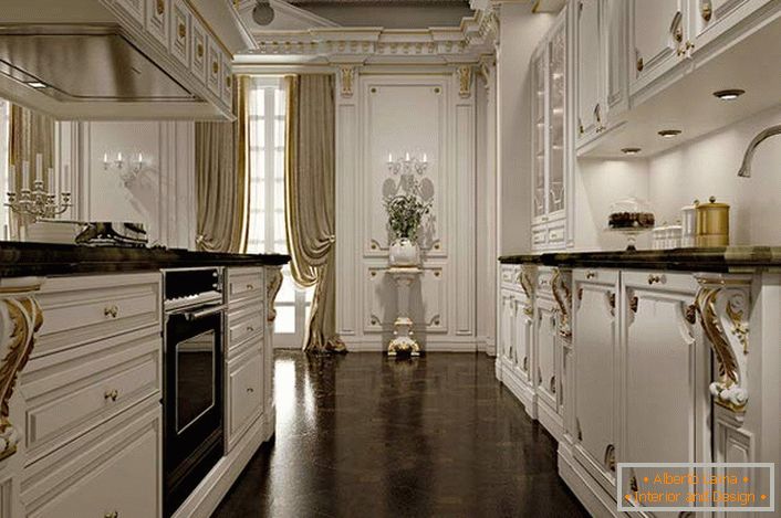Благородниот ентериер во кујната со бели и златни бои сведочи за добриот вкус на сопственикот на куќата. 