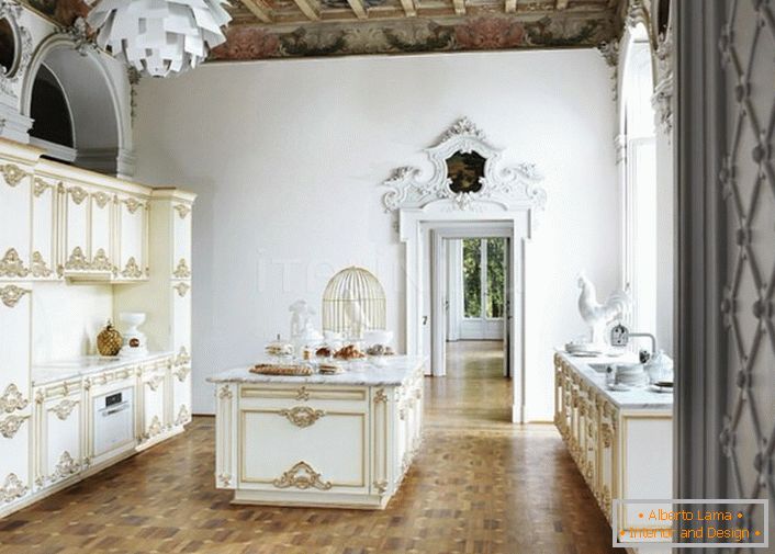 Внатрешноста во барокен стил е украсена исклучително, благородно и функционално.