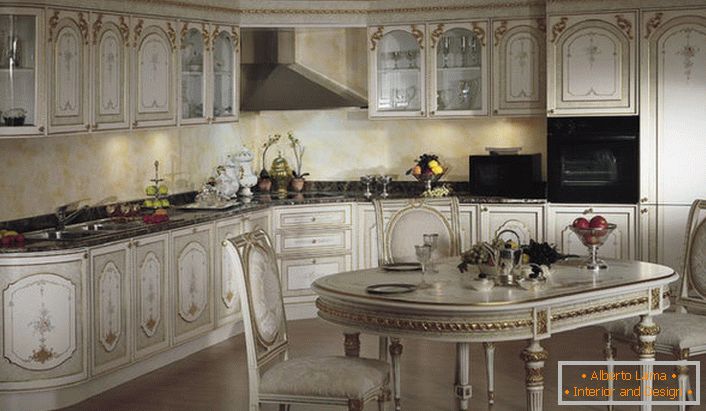 Вградената техника ја прави внатрешноста на кујната во барокен стил.