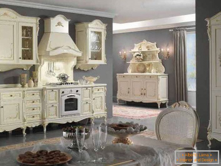 Декорацијата на кујната е направена во најдобрите традиции на барокниот стил.