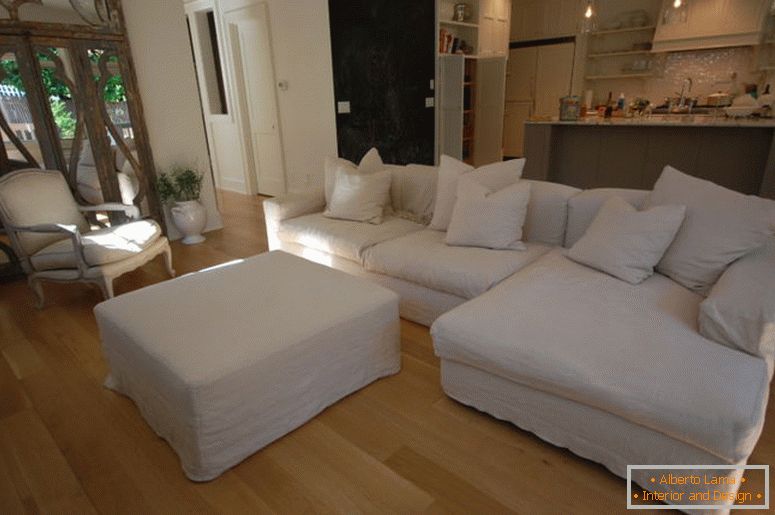 мебел-ентериер-декорација-класичен-бела-софа-со-перници-и-маса-во комбинација-со-дрвени-тротоарите-и-отворен-кујна-план-за-инспиративна-дневна соба-дизајн-идеи-удобно- модерна-софа-со-мека-ле