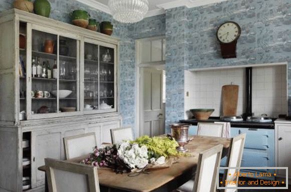 Гроздобер кујна во рустикален стил - слика со шкаф и позадина