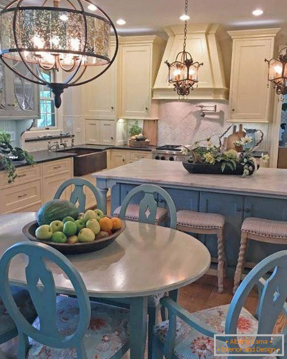 Земја стил во внатрешноста на кујната - светилки и сини декор