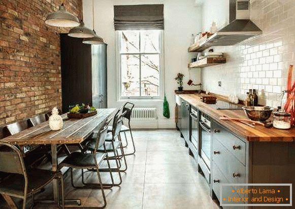Лофт стил - кујна со ѕид од тули и бели плочки