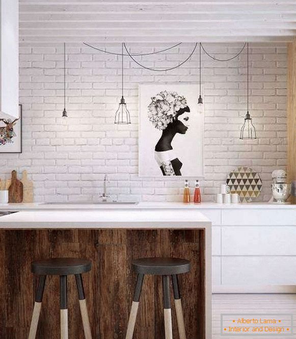 Бело ѕид од тули во кујната во стилот на мансарда
