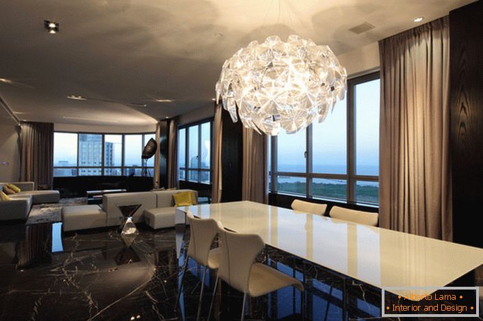 Масивен лустер за дневната соба во високотехнолошки стил дава доволно светлина. Футуристички дизајн - стилски решение за внатрешни работи.
