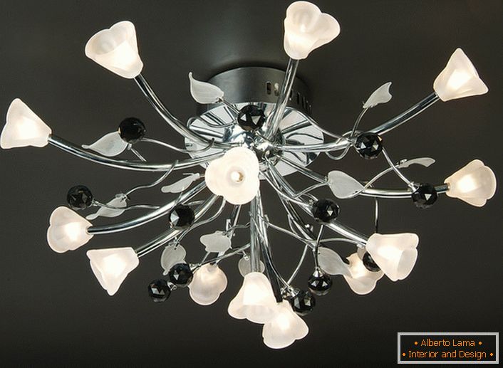 Цвет мотиви во дизајнот на таванот лустери. На високо-технолошки стил внимателно се следи, хромиран метал е елегантно комбиниран со матирано бело стакло.