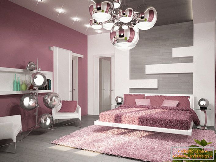 Пример за добро избрано осветлување за спална соба во стилот на хај-тек. На таванот лустерот, кревет светилки и подна лампа се направени во ист стил.