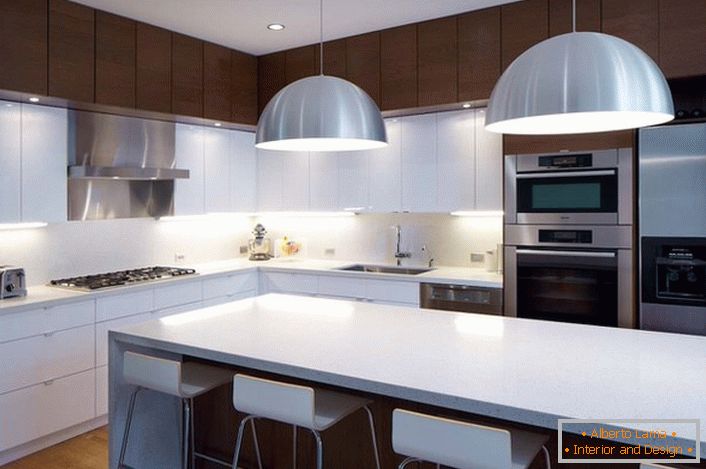 Дизајн решение во стилот на минимализмот за пространа, светла кујна. 