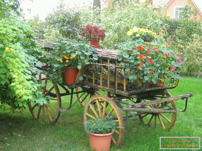 Оригиналните цветни леи во стилот на земјата може да се направат од стара количка или од непотребен велосипед.