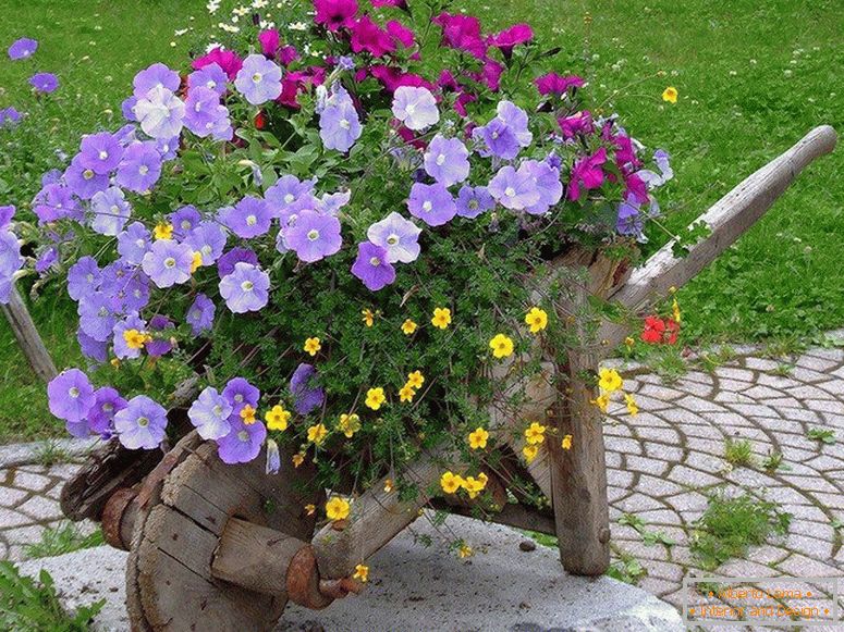 Декоративна количка со цвеќиња