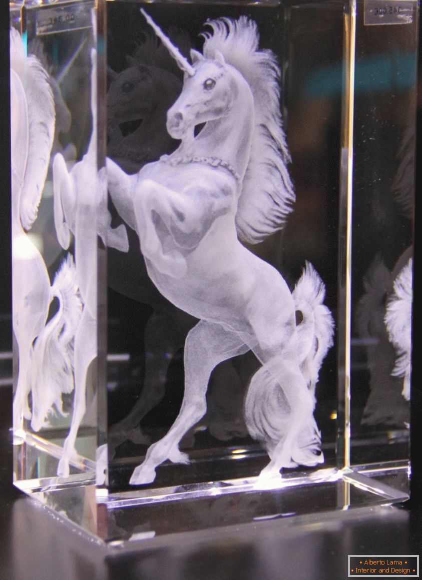 Ласерско 3D гравирање на коњ во стакло
