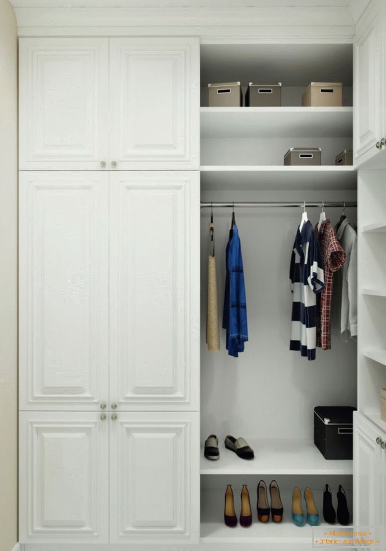 гардероба со мала гардероба со 3 метри квадратни со бело плакари