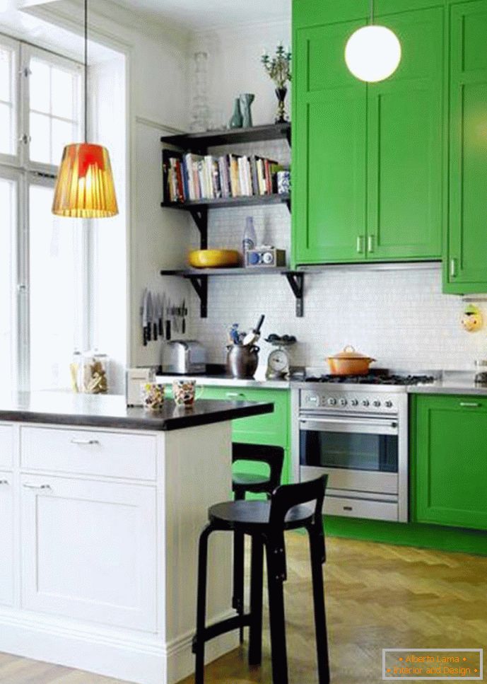 Кујна во бела и зелена боја