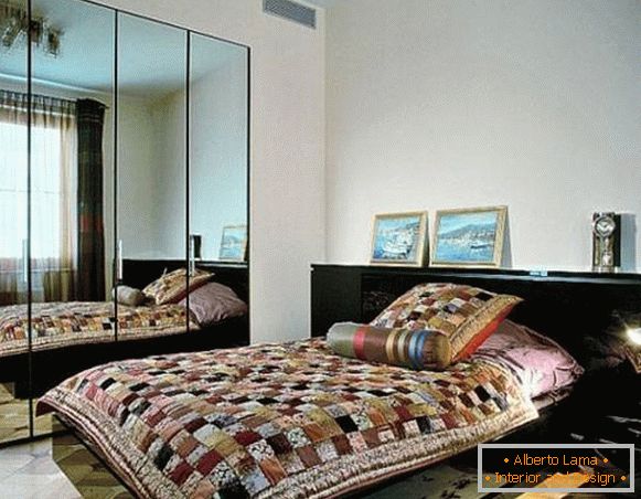 Големо огледало во мала спална соба