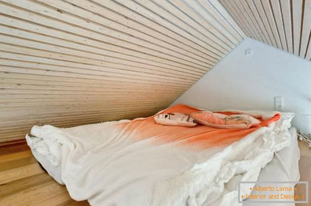 Спална соба под таванот во мала приватна куќа