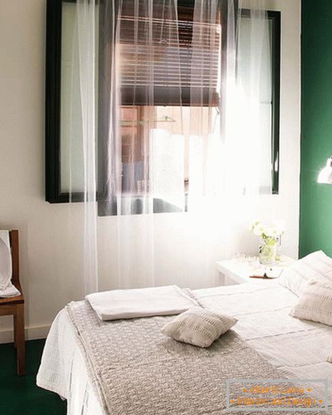 Спална соба внатрешни работи во бело-зелена боја