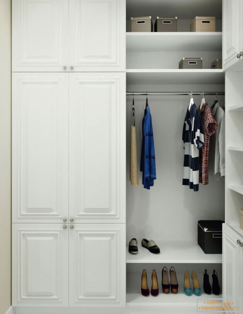 гардероба со мала гардероба со 3 метри квадратни со бело плакари